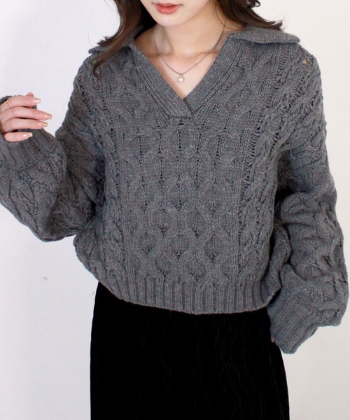 Reurie'(レウリィ)の「キーネックケーブルニット / 春 秋 冬 もこもこ トップス 襟 厚手 カジュアル 長袖 クロップド丈(ニット/セーター・レディース・ブラウン/チャコールグレー・FREE)」の3枚目の写真
