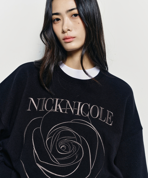 NICK&NICOLE(ニックアンドニコール)の「VOLUME NICOLE ROSE SWEATSHIRT_BLACK CHARCOAL(スウェット・レディース・その他・FREE)」の3枚目の写真