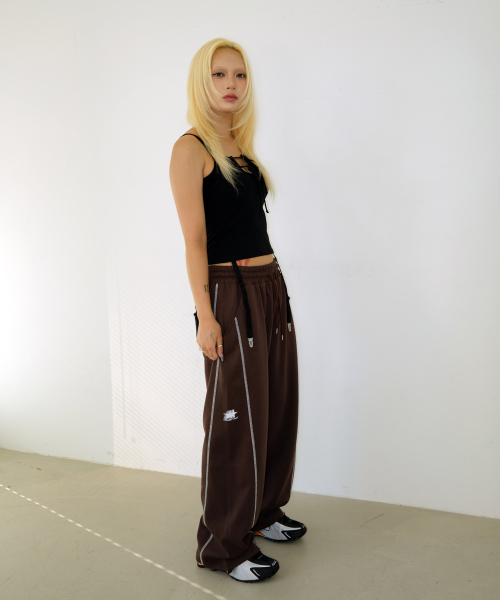 crump（クランプ）の「Stitch Wide Sweatpants [Brown]（スウェットパンツ・メンズ・ブラウン・SMALL）」の5枚目の写真