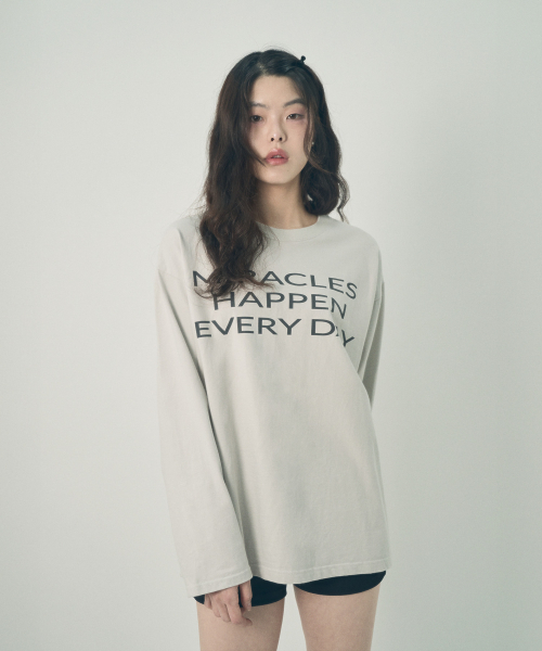 MIHEV（ミヘブ）の「[ユニセックス] スローガンオーバーサイズロングスリーブライトグレー（Tシャツ/カットソー・レディース・その他・FREE）」の2枚目の写真