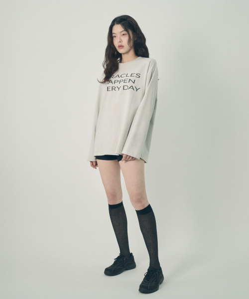 MIHEV（ミヘブ）の「[ユニセックス] スローガンオーバーサイズロングスリーブライトグレー（Tシャツ/カットソー・レディース・その他・FREE）」の3枚目の写真