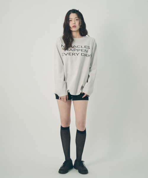 MIHEV（ミヘブ）の「[ユニセックス] スローガンオーバーサイズロングスリーブライトグレー（Tシャツ/カットソー・レディース・その他・FREE）」の4枚目の写真