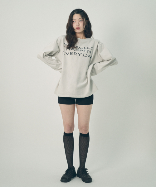 MIHEV（ミヘブ）の「[ユニセックス] スローガンオーバーサイズロングスリーブライトグレー（Tシャツ/カットソー・レディース・その他・FREE）」の5枚目の写真