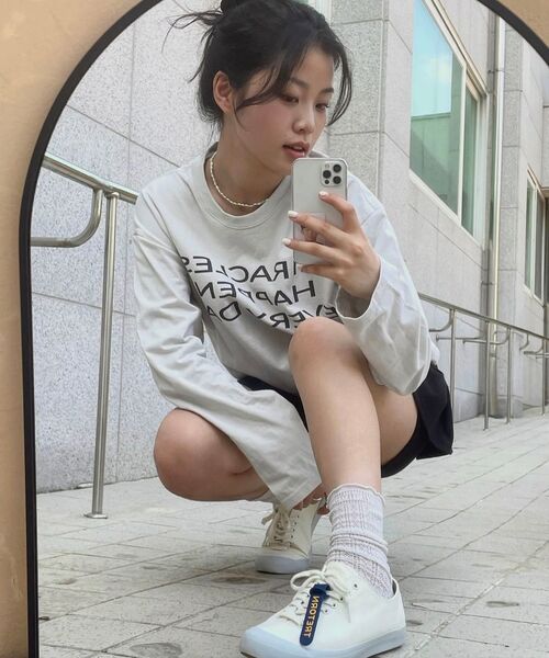 MIHEV（ミヘブ）の「[ユニセックス] スローガンオーバーサイズロングスリーブライトグレー（Tシャツ/カットソー・レディース・その他・FREE）」の7枚目の写真