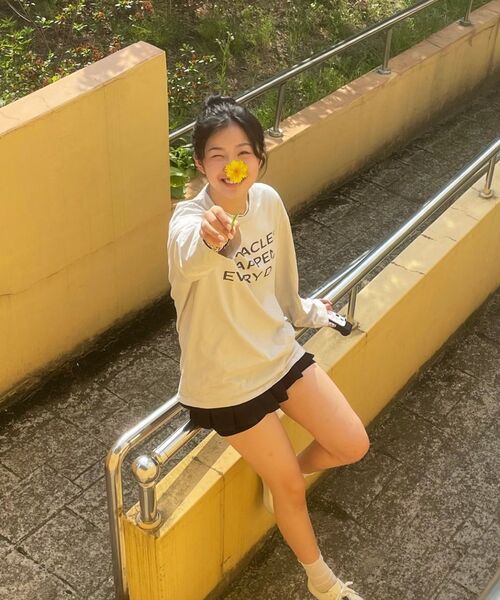 MIHEV（ミヘブ）の「[ユニセックス] スローガンオーバーサイズロングスリーブライトグレー（Tシャツ/カットソー・レディース・その他・FREE）」の8枚目の写真