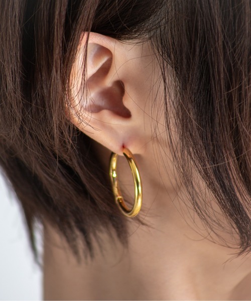TOM WOOD(トムウッド)の「【TOMWOOD】Classic Hoop Large クラシックフープ ラージ ゴールドピアス ユニセックス(ピアス(両耳用)・レディース・ゴールド・FREE)」の4枚目の写真
