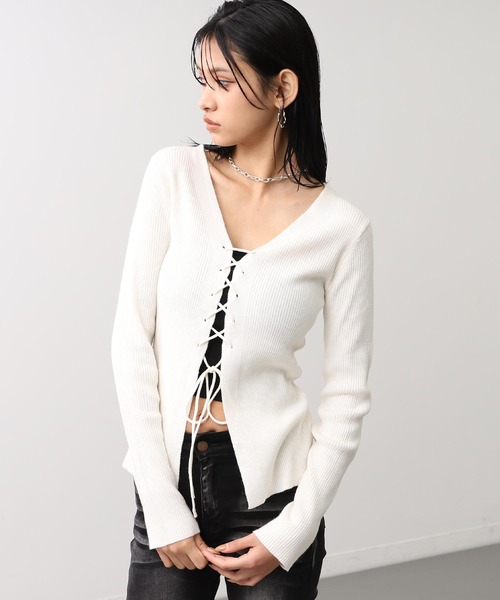 ANAP(アナップ)の「レースアップ リブニット トップス(ニット/セーター・レディース・ブラック/アイボリー/ブラウン・F)」の4枚目の写真