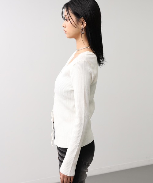 ANAP(アナップ)の「レースアップ リブニット トップス(ニット/セーター・レディース・ブラック/アイボリー/ブラウン・F)」の6枚目の写真
