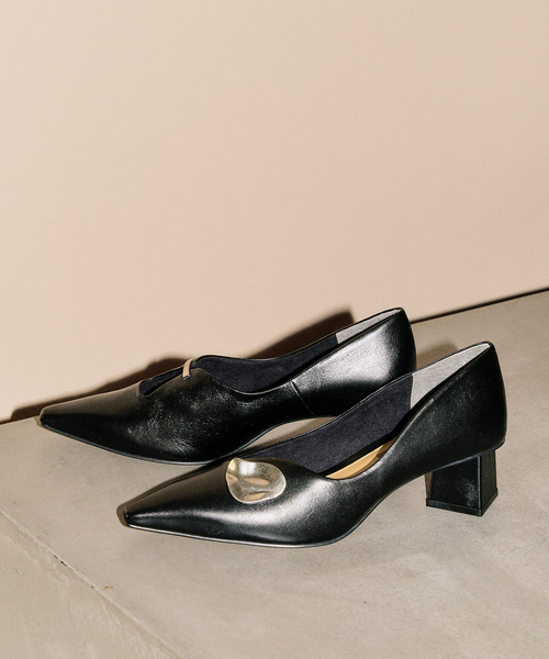 GRISE(グリーズ)の「《追加》GRISE5cmレザーARTYアシメカットパンプス(パンプス・レディース・シルバー/ブラック・23cm/22.5cm/22cm/25cm/24.5cm/24cm/23.5cm)」の1枚目の写真