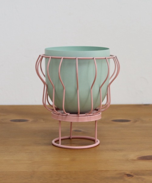 MILLION CARATS(ミリオンカラッツ)の「《neulo》 ワイヤーの抜け感で空間を軽やかに彩る!植物をアートのように楽しむ2WAYミニポット(フォトフレーム・レディース・イエロー/ピンク/ブルー・FREE)」の7枚目の写真