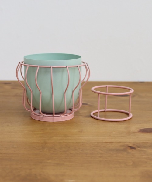 MILLION CARATS(ミリオンカラッツ)の「《neulo》 ワイヤーの抜け感で空間を軽やかに彩る!植物をアートのように楽しむ2WAYミニポット(フォトフレーム・レディース・イエロー/ピンク/ブルー・FREE)」の8枚目の写真