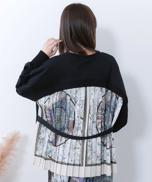 ScoLar（スカラー）の「561208：星座×ステンドグラス柄プリーツ切替プルオーバー（ワンピース・レディース・ブラック/ベージュ/ネイビー・M）」の4枚目の写真