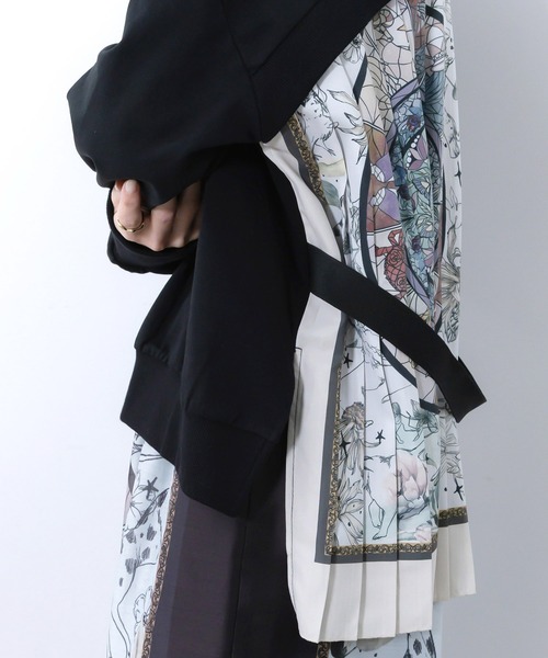 ScoLar（スカラー）の「561208：星座×ステンドグラス柄プリーツ切替プルオーバー（ワンピース・レディース・ブラック/ベージュ/ネイビー・M）」の6枚目の写真