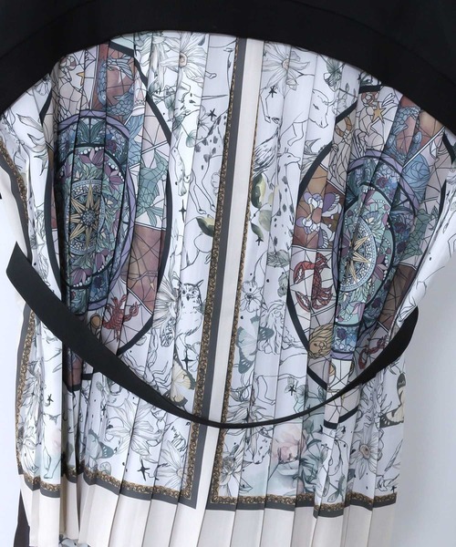 ScoLar（スカラー）の「561208：星座×ステンドグラス柄プリーツ切替プルオーバー（ワンピース・レディース・ブラック/ベージュ/ネイビー・M）」の8枚目の写真