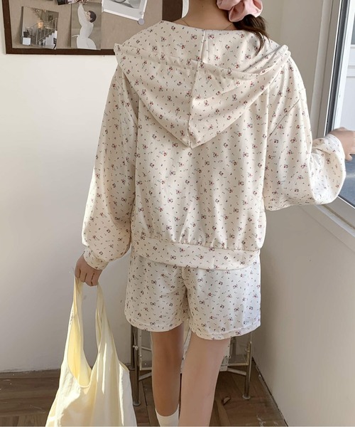 AMAJI(アマジ)の「小花柄パーカーセットアップ(その他トップス・レディース・グレー/ホワイト・FREE)」の5枚目の写真