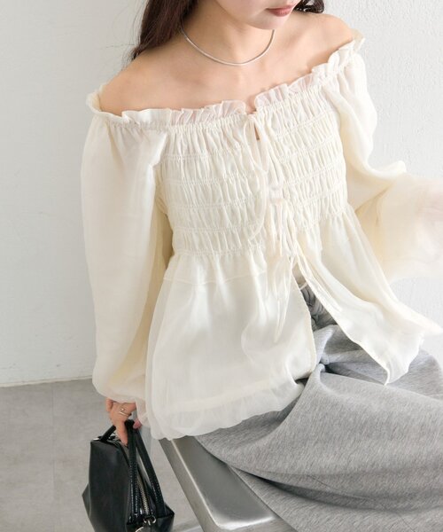 mystic（ミスティック）の「【軽い着心地◎】ドットフラワーバルーンブラウス（シャツ/ブラウス・レディース・オフホワイト/ホワイト/ブラック・FREE）」の2枚目の写真