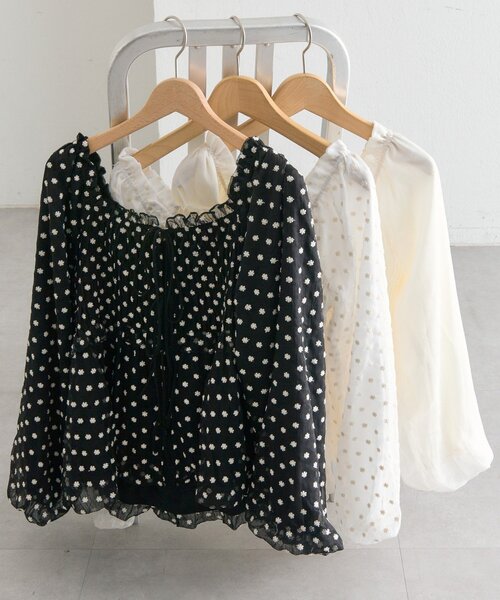 mystic（ミスティック）の「【軽い着心地◎】ドットフラワーバルーンブラウス（シャツ/ブラウス・レディース・オフホワイト/ホワイト/ブラック・FREE）」の4枚目の写真
