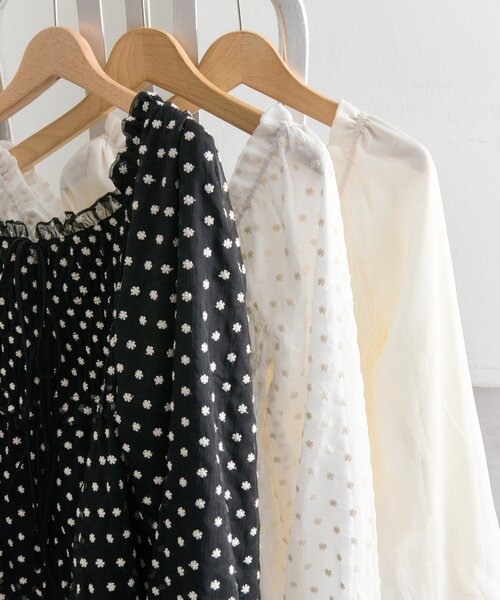 mystic（ミスティック）の「【軽い着心地◎】ドットフラワーバルーンブラウス（シャツ/ブラウス・レディース・オフホワイト/ホワイト/ブラック・FREE）」の5枚目の写真