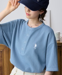 U.S. POLO ASSN.（ユーエスポロアッスン）の「U.S. POLO ASSN. ユーエスポロアッスン 別注 ロゴ刺繍 ワッフルヘンリーネックTシャツ（Tシャツ/カットソー）」