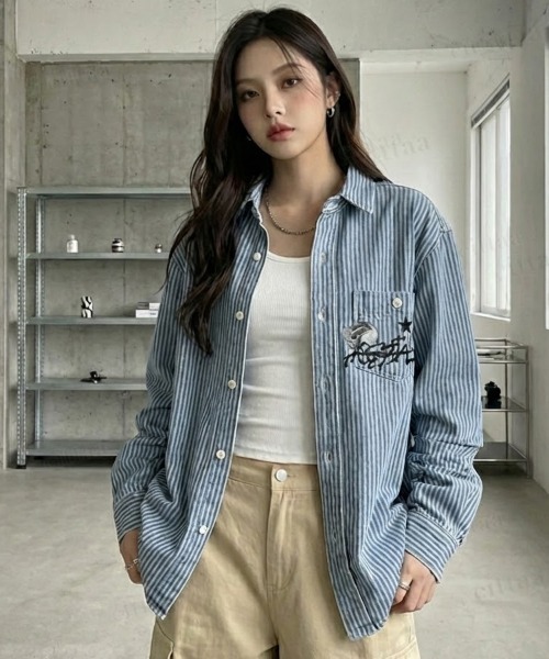 Dalfwin(ダールフィン)の「韓国ファッション HOSPITALロゴストライプデニムシャツ(シャツ/ブラウス・レディース・ダークブルー/ライトブルー・FREE)」の1枚目の写真