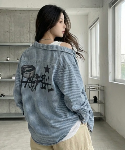 Dalfwin(ダールフィン)の「韓国ファッション HOSPITALロゴストライプデニムシャツ(シャツ/ブラウス・レディース・ダークブルー/ライトブルー・FREE)」の4枚目の写真