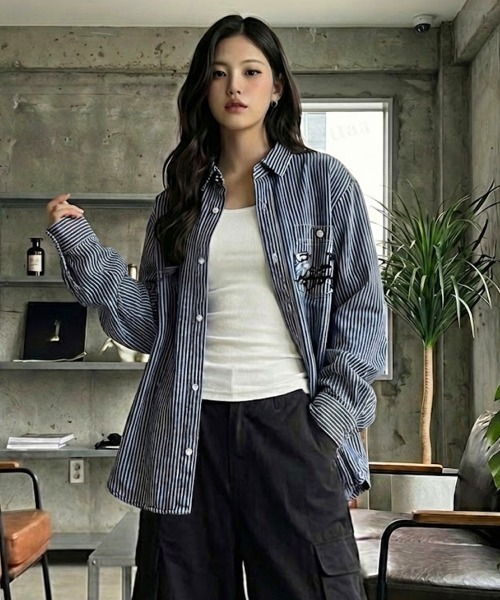 Dalfwin(ダールフィン)の「韓国ファッション HOSPITALロゴストライプデニムシャツ(シャツ/ブラウス・レディース・ダークブルー/ライトブルー・FREE)」の11枚目の写真