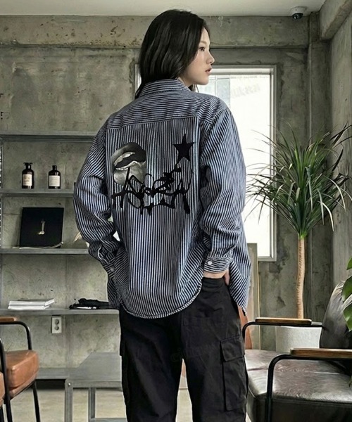 Dalfwin(ダールフィン)の「韓国ファッション HOSPITALロゴストライプデニムシャツ(シャツ/ブラウス・レディース・ダークブルー/ライトブルー・FREE)」の13枚目の写真