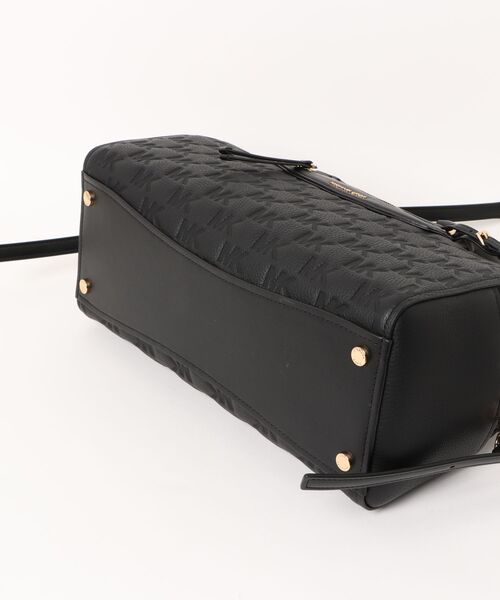 MICHAEL KORS(マイケルコース)の「JET SET TRAVEL ロゴエンボス レザー ダッフル クロスボディミディアム(ショルダーバッグ・レディース・ブラック・FREE)」の7枚目の写真