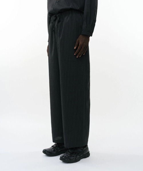 markaware(マーカウェア)の「【marka】WIDE CYLINDER FIT EASY PANTS(その他パンツ・メンズ・ブラック/グレー・1/2)」の3枚目の写真