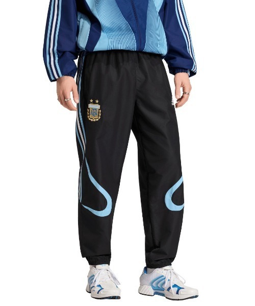 adidas(アディダス)の「adidas originals Argentina National Team 2006 Track Pants(アディダスオリジナルス アルゼンチン代表 2006 トラックパンツ)(スウェットパンツ・メンズ・ブラック・XX-LARGE/X-LARGE/LARGE/MEDIUM/SMALL)」の1枚目の写真
