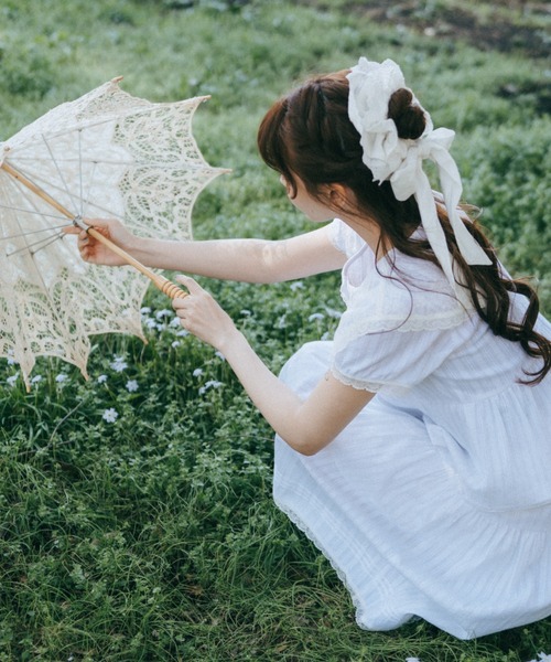 idem(イデム)の「big frill ribbon chouchou / ビッグフリルリボンシュシュ(シュシュ・レディース・ホワイト/ブルー・FREE)」の9枚目の写真