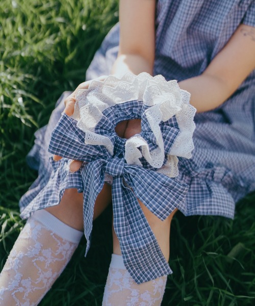 idem(イデム)の「big frill ribbon chouchou / ビッグフリルリボンシュシュ(シュシュ・レディース・ホワイト/ブルー・FREE)」の11枚目の写真