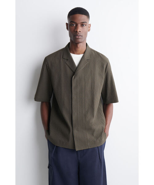 COS（コス）の「シアサッカー　リゾートシャツ（シャツ/ブラウス・メンズ・ブラック/グレー系その他・XL/L/M/S/XS）」の2枚目の写真