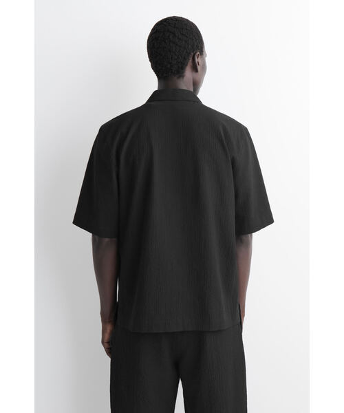 COS（コス）の「シアサッカー　リゾートシャツ（シャツ/ブラウス・メンズ・ブラック/グレー系その他・XL/L/M/S/XS）」の4枚目の写真