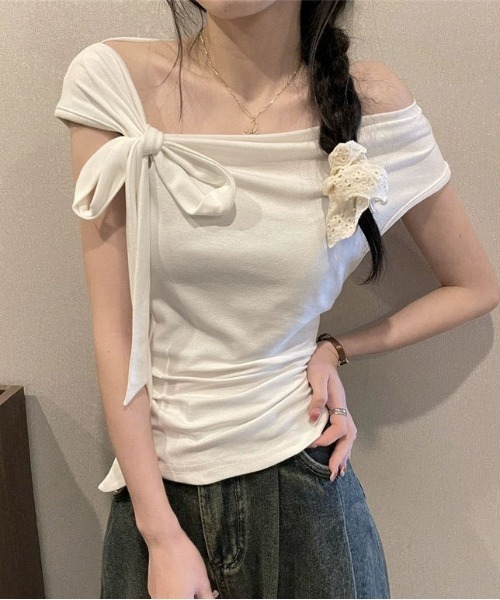 &soiree(アンドソワレ)の「サイドリボンオフショルタイトトップス(Tシャツ/カットソー・レディース・レッド/ホワイト/チャコールグレー/ブラック・MEDIUM/X-LARGE/LARGE)」の1枚目の写真