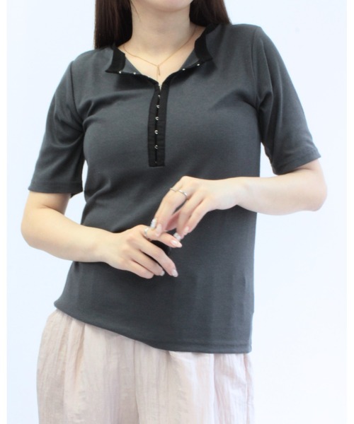 amini(アミニ)の「フロントホックカットソー(Tシャツ/カットソー・レディース・チャコールグレー/モカ/オフホワイト・MEDIUM)」の2枚目の写真