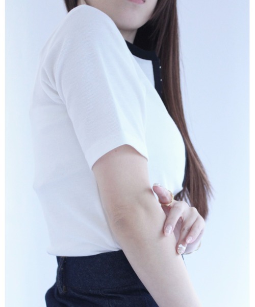 amini(アミニ)の「フロントホックカットソー(Tシャツ/カットソー・レディース・チャコールグレー/モカ/オフホワイト・MEDIUM)」の7枚目の写真