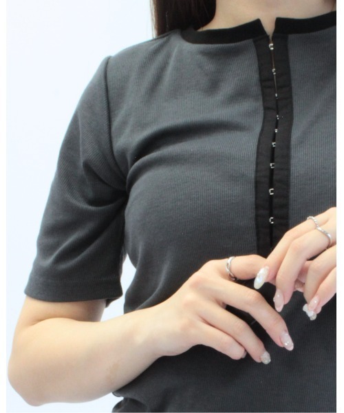 amini(アミニ)の「フロントホックカットソー(Tシャツ/カットソー・レディース・チャコールグレー/モカ/オフホワイト・MEDIUM)」の15枚目の写真