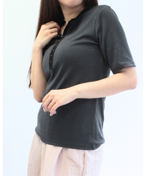 amini(アミニ)の「フロントホックカットソー(Tシャツ/カットソー・レディース・チャコールグレー/モカ/オフホワイト・MEDIUM)」の14枚目の写真