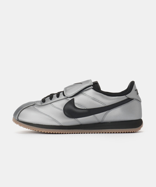 NIKE(ナイキ)の「NIKE CORTEZ SE OPP2 HQ3490-099(スニーカー・メンズ・シルバー・27cm/27.5cm/28cm)」の1枚目の写真
