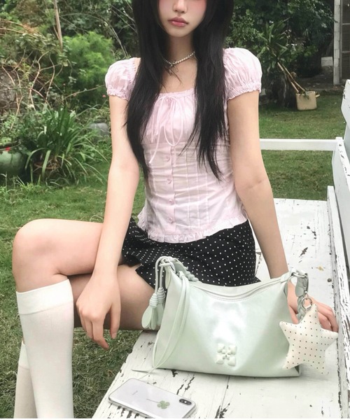 LUCPY(ラクピー)の「シャーリングペプラム パフスリーブブラウス(シャツ/ブラウス・レディース・ホワイト・X-LARGE/LARGE/MEDIUM/SMALL)」の1枚目の写真