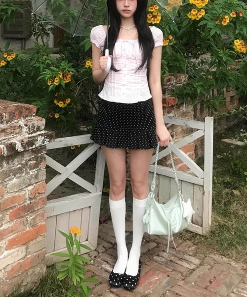 LUCPY(ラクピー)の「シャーリングペプラム パフスリーブブラウス(シャツ/ブラウス・レディース・ホワイト・X-LARGE/LARGE/MEDIUM/SMALL)」の2枚目の写真