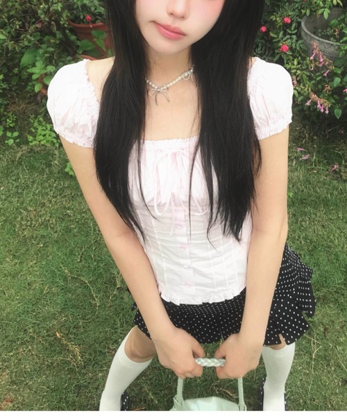 LUCPY(ラクピー)の「シャーリングペプラム パフスリーブブラウス(シャツ/ブラウス・レディース・ホワイト・X-LARGE/LARGE/MEDIUM/SMALL)」の5枚目の写真