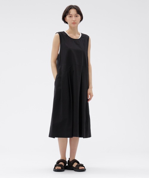 MHL.(エムエイチエル)の「LIGHTWEIGHT COTTON NYLON TWILL(ワンピース・レディース・ブラック/ボルドー・1/2)」の1枚目の写真