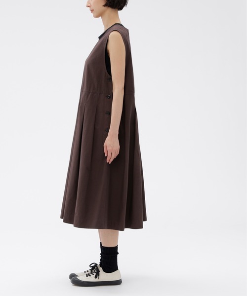 MHL.(エムエイチエル)の「LIGHTWEIGHT COTTON NYLON TWILL(ワンピース・レディース・ブラック/ボルドー・1/2)」の7枚目の写真