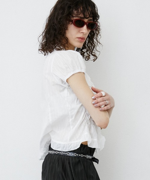 uyu.(ウユ)の「Shirring Sheer Short Sleeve Blouse/シャーリングシアーブラウス(シャツ/ブラウス・レディース・ホワイト/ブラック・FREE)」の6枚目の写真