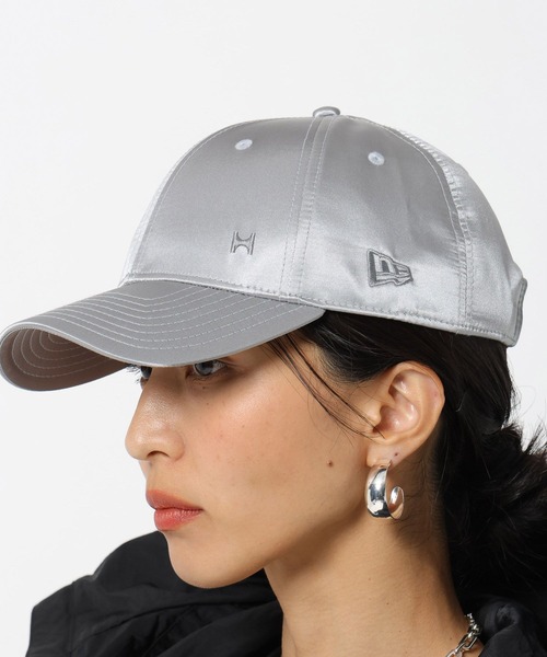 NEW ERA(ニューエラ)の「【HEREIAM】別注 NEW ERA(ニューエラ)/9FORTY SATIN(キャップ・レディース・ブラック/グレー系・MEDIUM)」の2枚目の写真