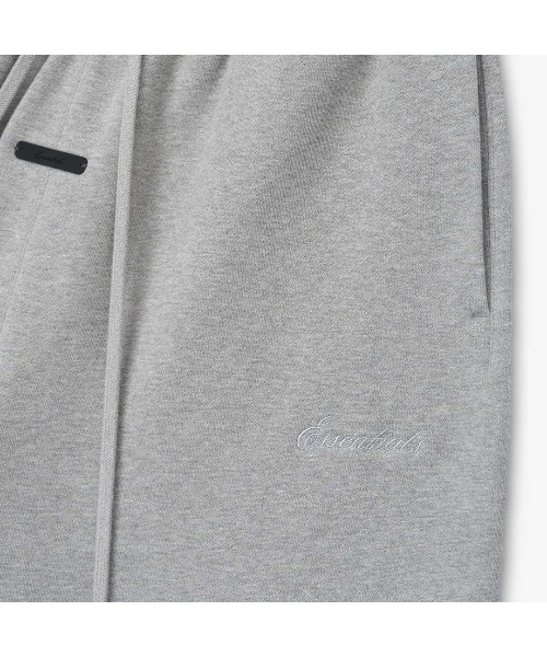FOG ESSENTIALS(エフオージーエッセンシャルズ)の「フィア オブ ゴッド エッセンシャルズ【Fear of God ESSENTIALS】 - スウエット ショートパンツ【SIGNATURE CLASSIC SHORT CNCRT H/D CNCRT H 160SP262003F】(スウェットパンツ・メンズ・グレー・S)」の3枚目の写真