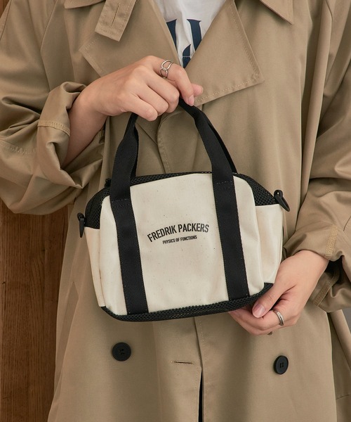 FREDRIK PACKERS(フレドリックパッカーズ)の「【FREDRIK PACKERS】#11 DUCK PVC OVAL PACK(ショルダーバッグ・メンズ・ブラック/ホワイト・FREE)」の2枚目の写真