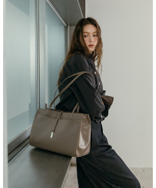 MARHEN.J(マルヘンジェイ)の「マゴ (MAGO) スクエア ショルダーバッグ(ショルダーバッグ・レディース・ブラック/サンドベージュ/ブルー・FREE)」の6枚目の写真